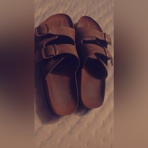 Brand- Kohl’s~Size- Woman’s 8.5~Color- Chestnut Brown